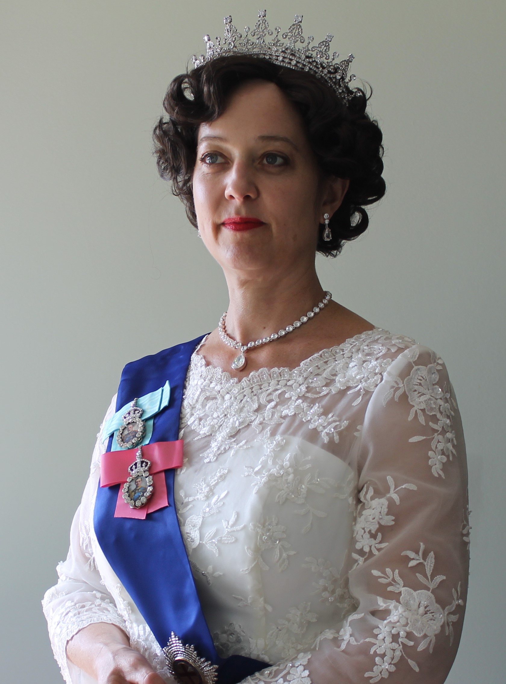 Leslie Goddard as Queen Elizabeth