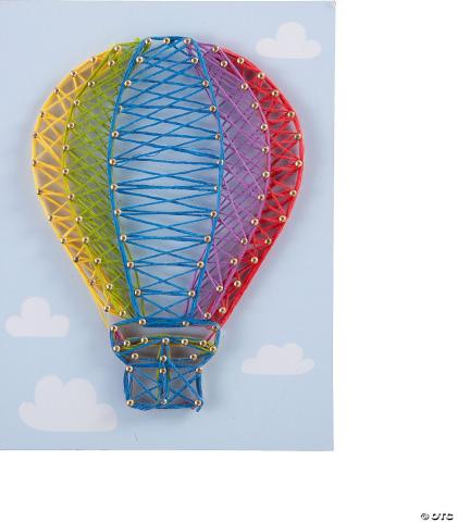 foto de una manualidad de globo con hilo de muchos colores / photo of craft with hot air balloon that is multicolored