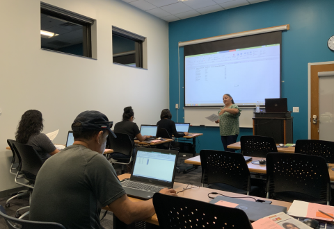 Estudiantes en la clase de tecnología. 